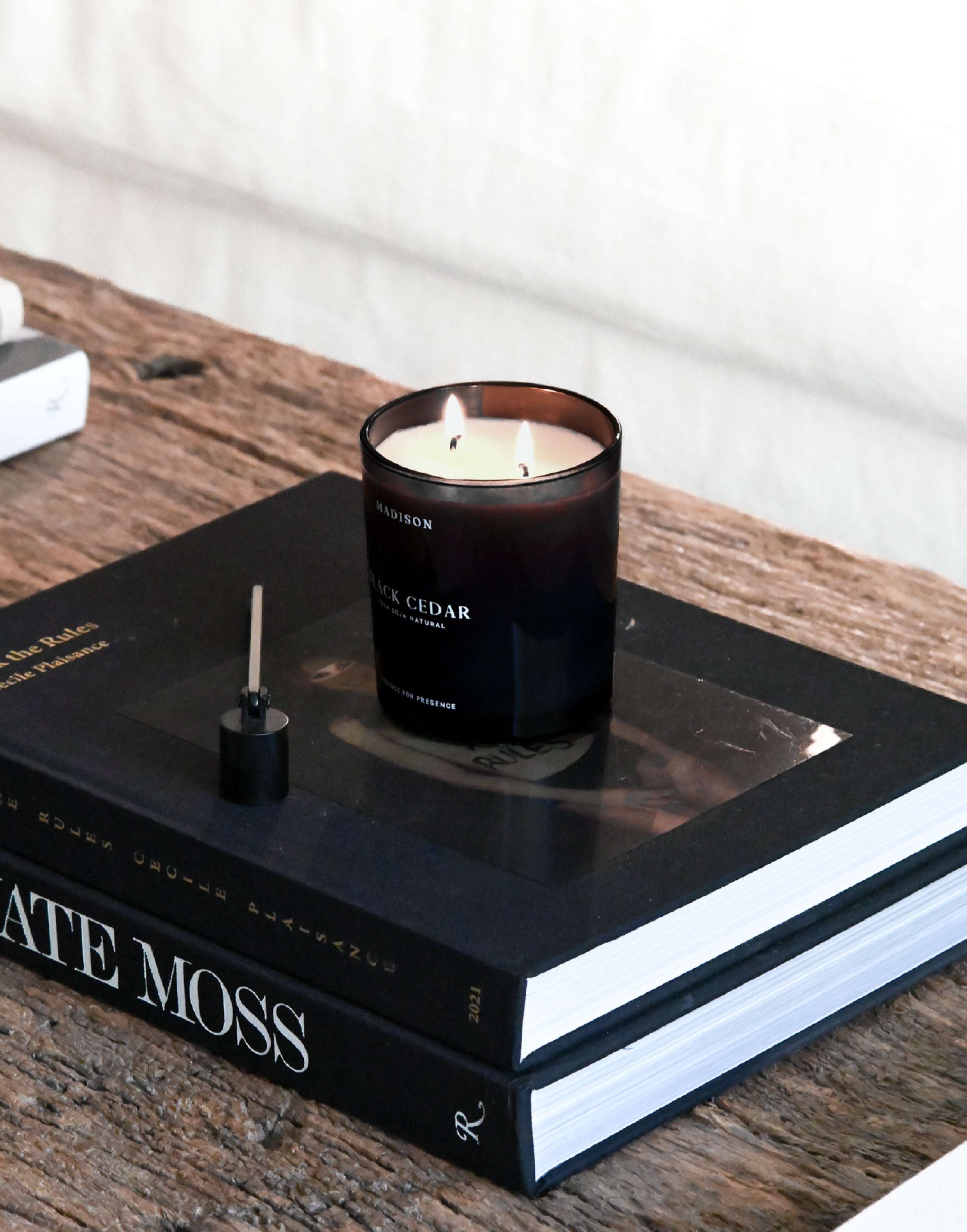 Vela Soja Natural 320 g <br> Black Cedar Negro