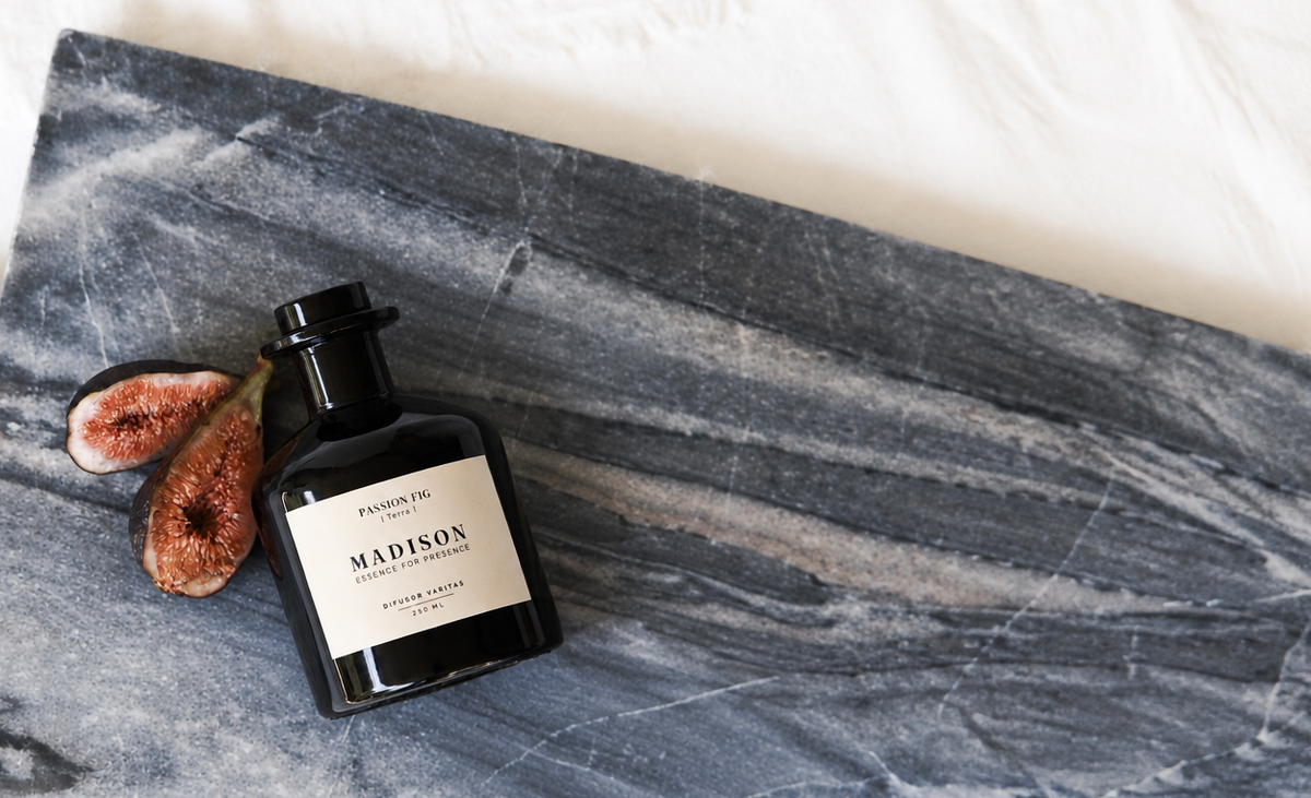 Difusor Varitas 250 ml Passion Fig de Madison sobre mármol gris junto a higos