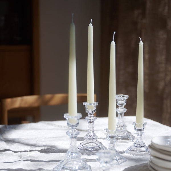 Candelabros de vidrio con velas marfil