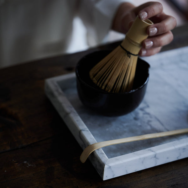 Tabla de mármol Carrara rectangular con bowl de matcha