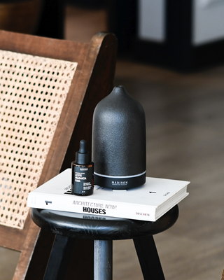Pack Home Diffuser  Negro + <br> Aceite Fragancia 30 ml Ylang Ylang