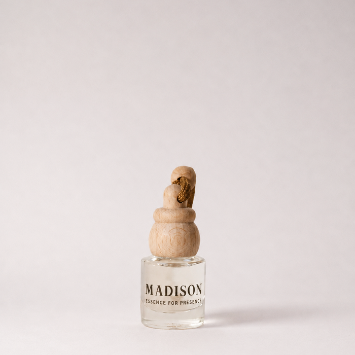 Difusor para auto Madison de 8 ml en frasco de vidrio transparente con tapa de madera y cordón para colgar.