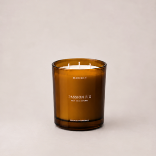 Vela de soja natural Passion Fig 370 g de Madison en vidrio ámbar con tres pabilos, vista frontal.